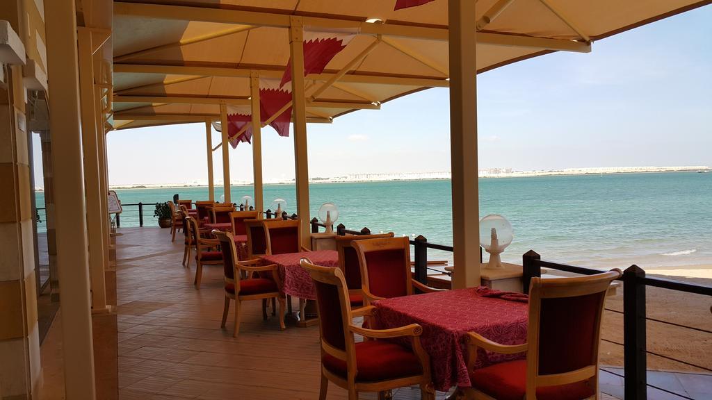 アル スルタン ビーチ リゾート アル・ホール エクステリア 写真 A restaurant in Al-Shaqra