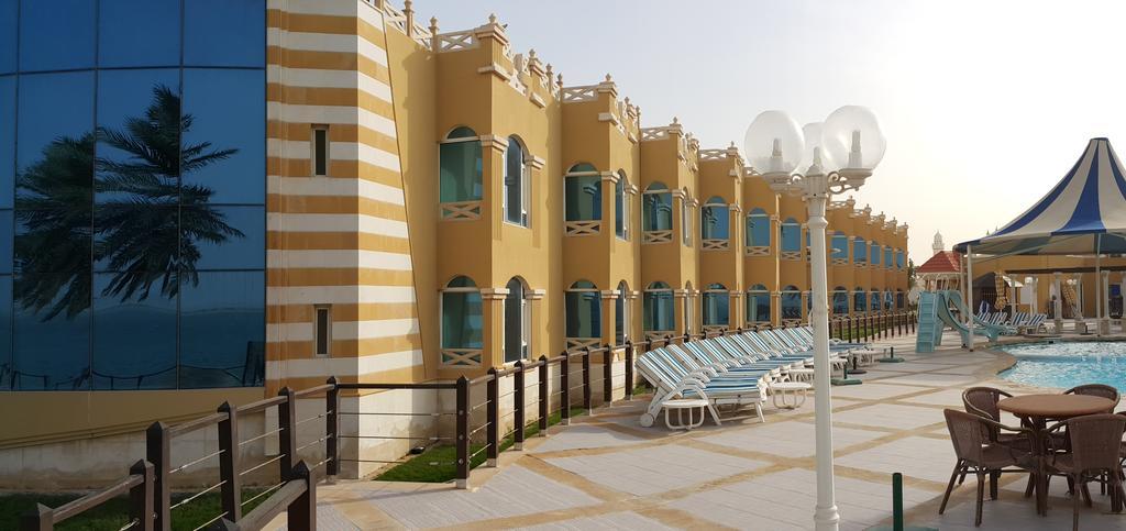 アル スルタン ビーチ リゾート アル・ホール エクステリア 写真 The resort's pool area