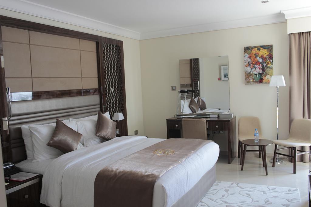 アル スルタン ビーチ リゾート アル・ホール エクステリア 写真 A bedroom at the hotel