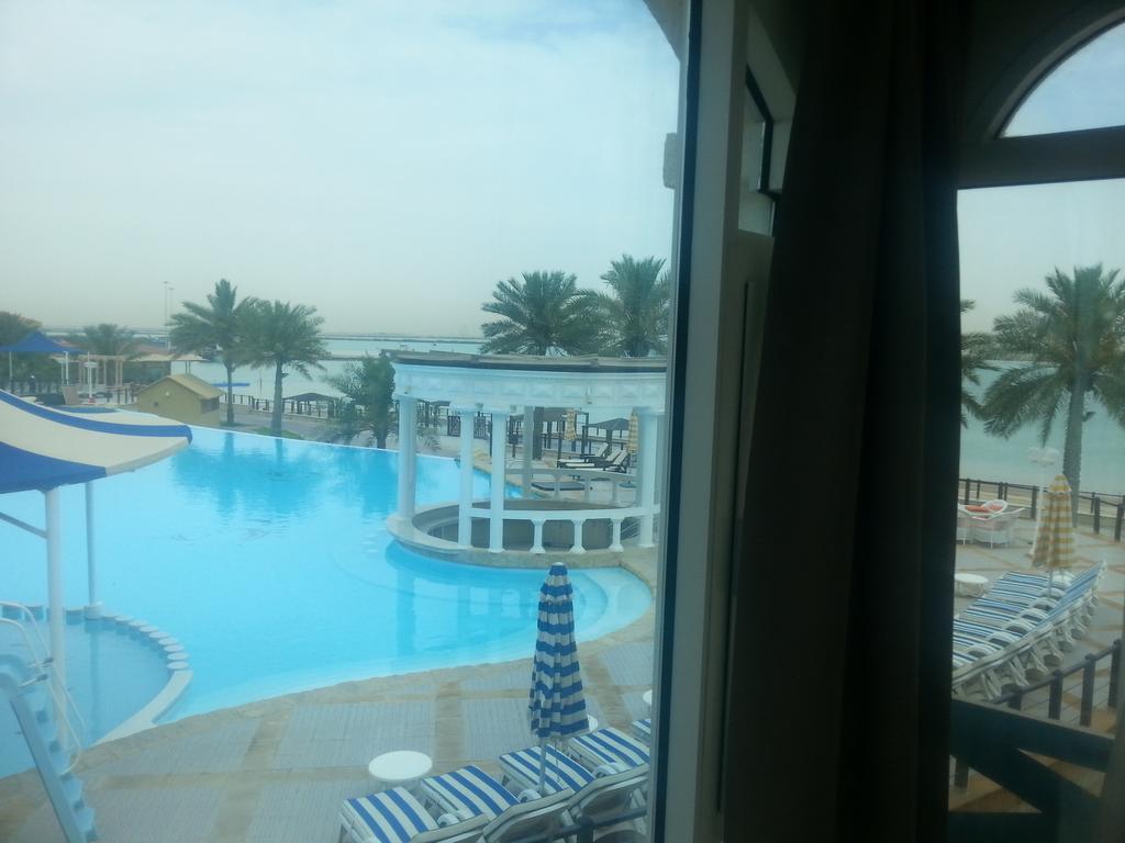 アル スルタン ビーチ リゾート アル・ホール エクステリア 写真 View of the pool at the Al Khobar Hilton