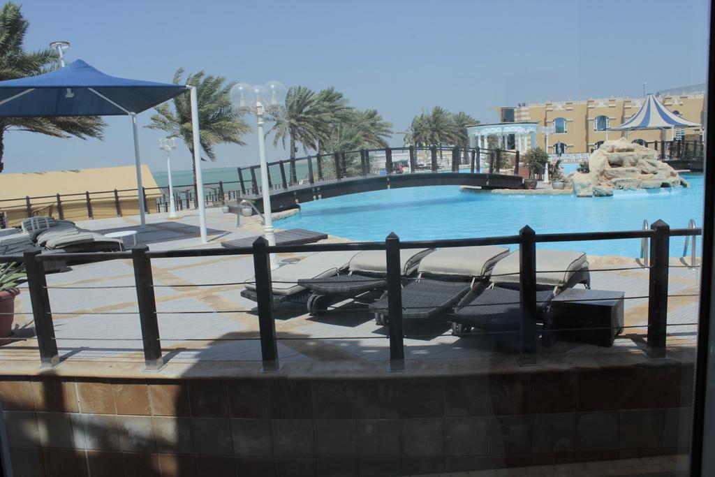 アル スルタン ビーチ リゾート アル・ホール エクステリア 写真 The pool at the resort