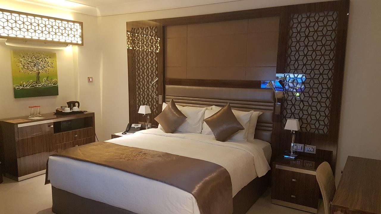 アル スルタン ビーチ リゾート アル・ホール エクステリア 写真 A bedroom at the hotel