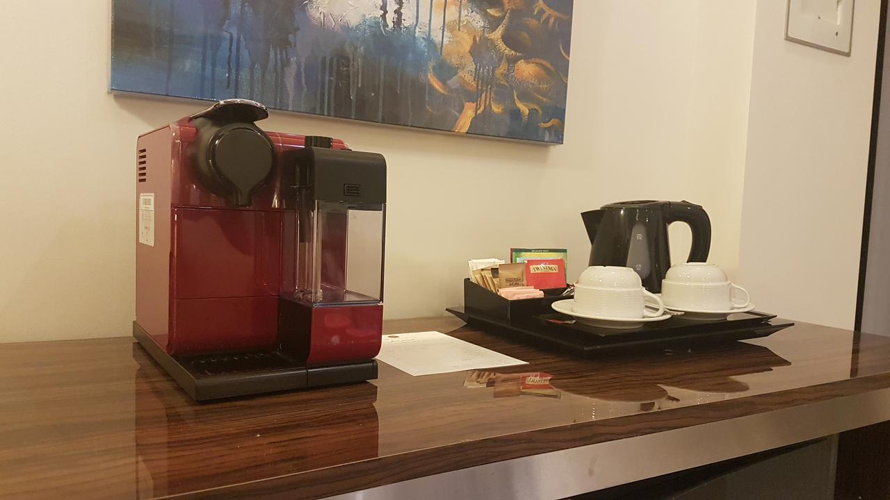 アル スルタン ビーチ リゾート アル・ホール エクステリア 写真 A Nespresso coffee machine in a hotel room