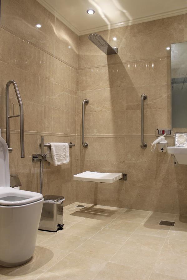 アル スルタン ビーチ リゾート アル・ホール エクステリア 写真 Disabled toilet with a folding seat
