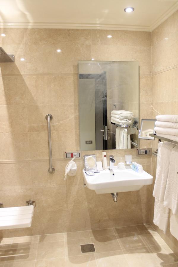 アル スルタン ビーチ リゾート アル・ホール エクステリア 写真 Bathroom in a hotel room