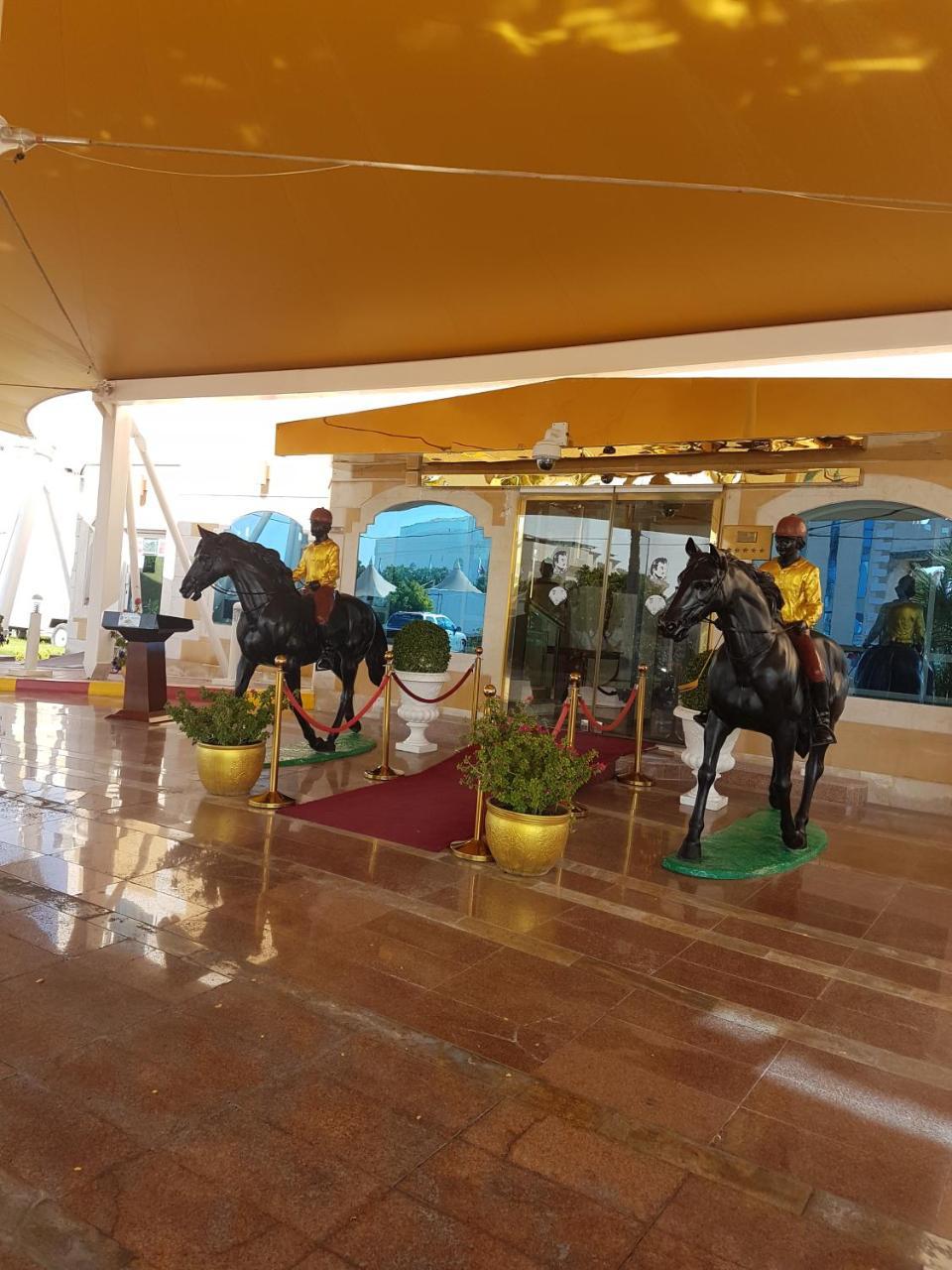 アル スルタン ビーチ リゾート アル・ホール エクステリア 写真 Entrance of the Meydan Grandstand