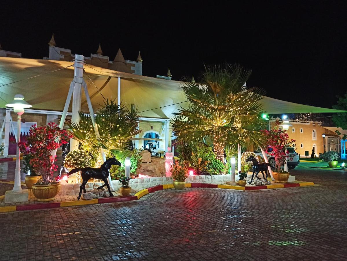 アル スルタン ビーチ リゾート アル・ホール エクステリア 写真 Al Shaqab at night