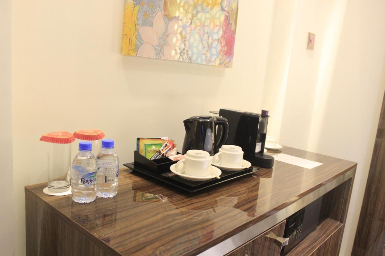 アル スルタン ビーチ リゾート アル・ホール エクステリア 写真 A coffee and tea tray in a hotel room